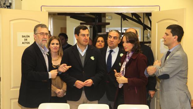 Juanma Moreno, junto al presidente de la Asociación Española de Lucha contra el Cáncer en Málaga