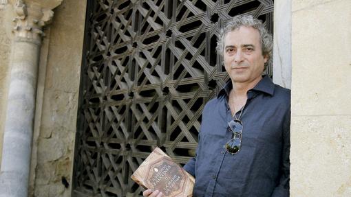 El autor, junto a la celosía de la Mezquita-Catedral