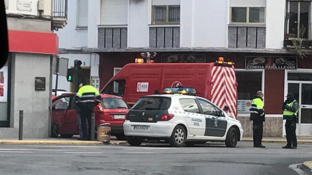 Agentes de la Guardia Civil y emergencias cerca del vehículo siniestrado