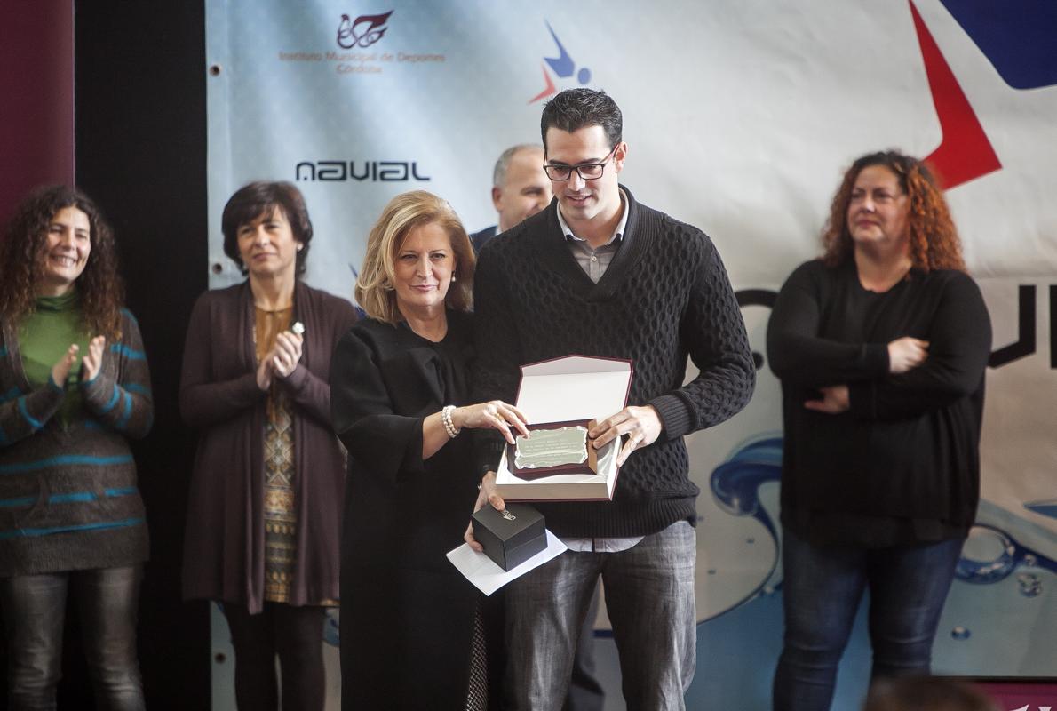 Rafa Muñoz recibe una placa de Celia García-Pantaleón, presidenta del Club Navial