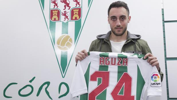 Sergio Aguza posa con la camiseta del Córdoba