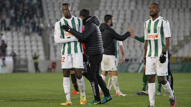 Bijimine, a la izquierda, es consolado por Samu tras el Córdoba CF-Mallorca