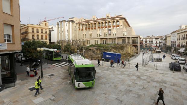 Varios autobuses atraviesan la obra de la calle Capitulares