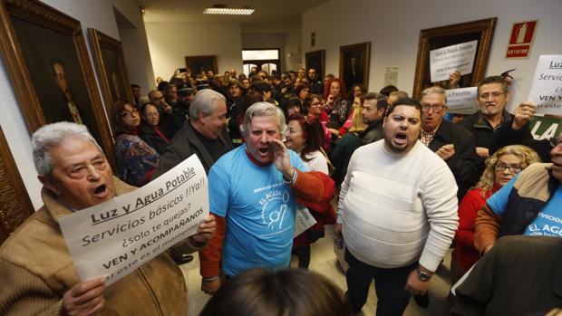 Los parcelistas desalojados del Pleno, en los pasillos del Ayuntaminto