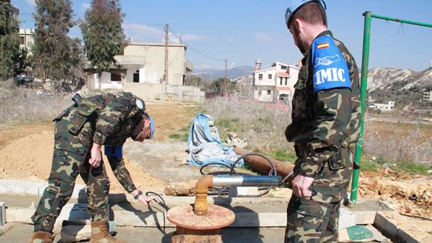 Miembros del contingente español con la bomba de agua