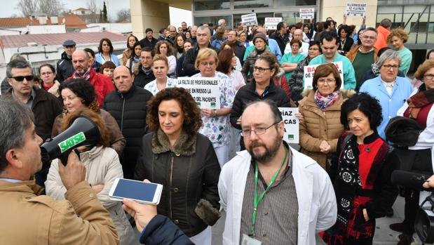 Plantilla del hospital de Pozoblanco en la protesta de ayer