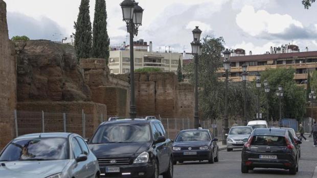 Coches por la Ronda del Marrubial