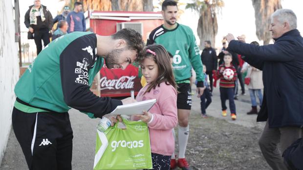 Rodri firma un autógrafo