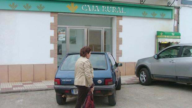 Imagen de la sucursal de la Caja Rurual en Adamuz que sufrió el robo