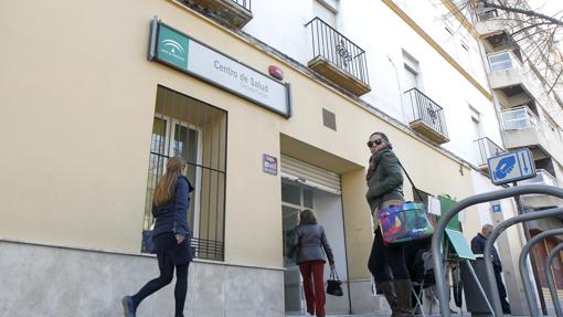 Usuarios en la puerta del recinto de Atención Primaria de Colón