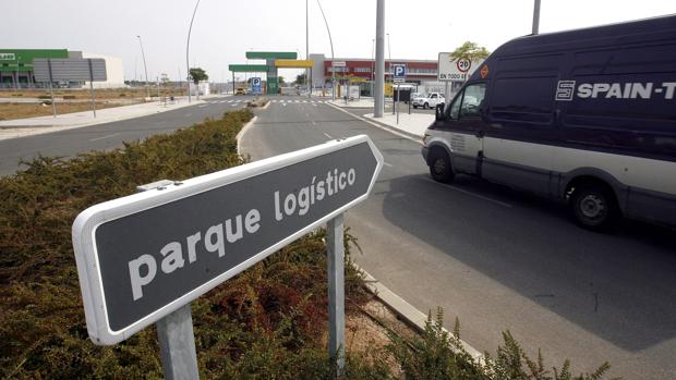 Acceso al parque logístico de Córdoba, en El Higuerón