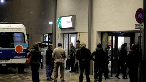 Familiares de pacientes en la puerta de Urgencias