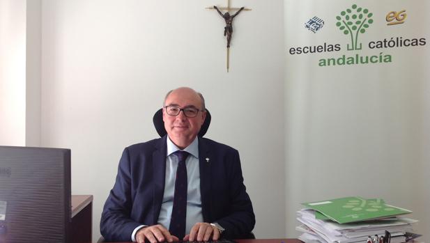 Carlos Ruiz, en su despacho de Escuelas Católicas de Andalucía