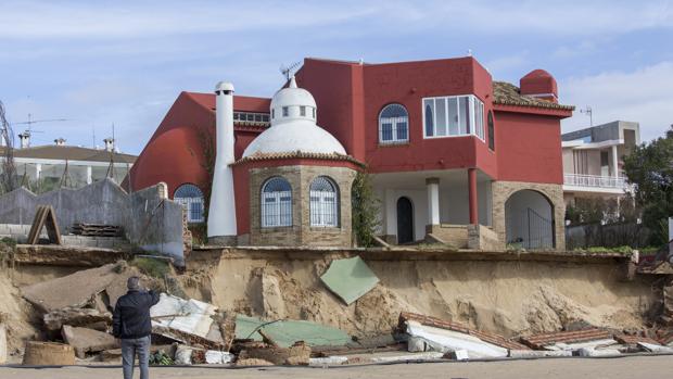 Así quedó un chalé de la costa, con los cimientos a la vista