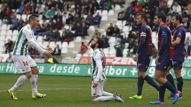 Antoñito lamenta el fallo de una ocasión clamorosa a pase de tacón de Piovaccari ante el Huesca