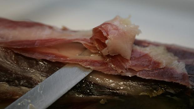 Un cuchillo corta piezas de jamón