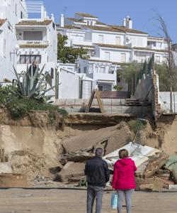 El temporal inunda pueblos y se come varias playas de Huelva