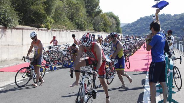 Cambio de natación a la bicicleta en un triatlón en Córdoba