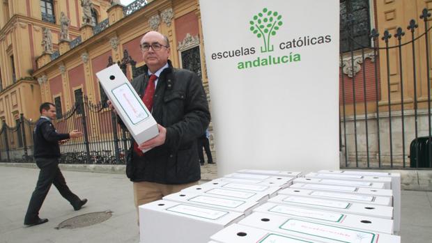 Lluvia de firmas a favor de la libertad de enseñanza en Andalucía