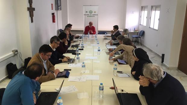 Reunión de la Junta Directiva de Escuelas Católicas de Andalucía; al frente su secretario general, Carlos Ruiz
