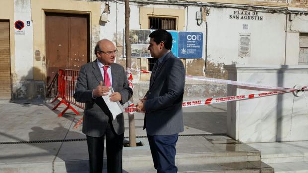 El edil del PP Luis Martín y el portavoz municipal popular, José María Bellido, esta mañana en San Agustín