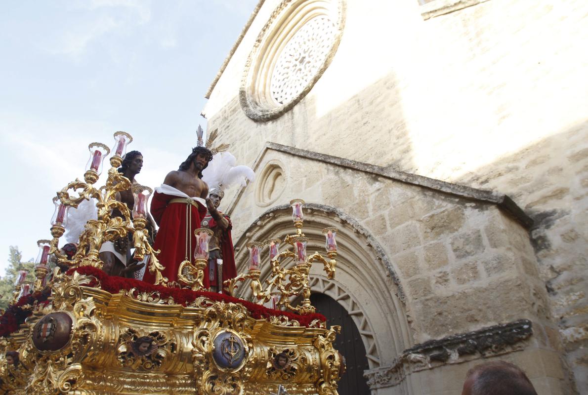 El Señor de las Penas, a su paso por la iglesia de la Magdalena en el Vía Crucis Magno