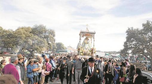 Imagen del cortejo que acompañó a la Virgen de Luna en la romería de febrero de 2016