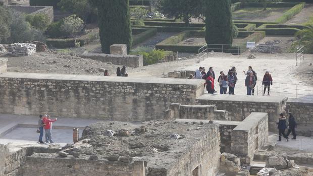 Turistas disfrutan del yacimiento de Medina Azahara