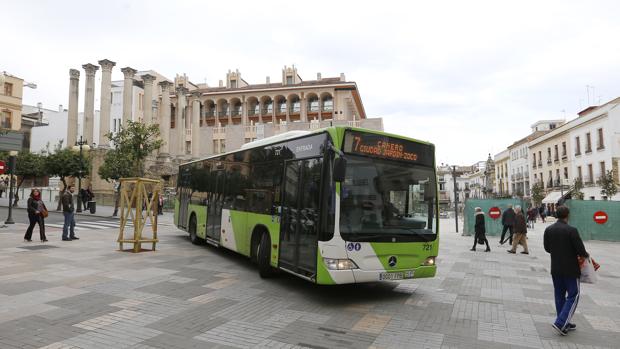 Un autobús de Aucorsa gira en una de las esquinas de Capitulares