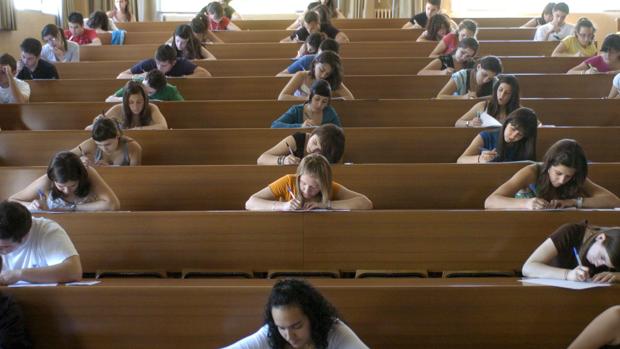 Estudiantes durante un examen en una facultad de la Universidad de Granada