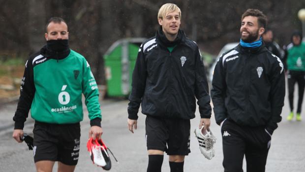 Juli, Javi Lara y Rodri a la llegada al entrenamiento