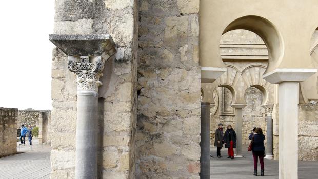 Visitantes en el yacimiento arqueológico Medina Azahara