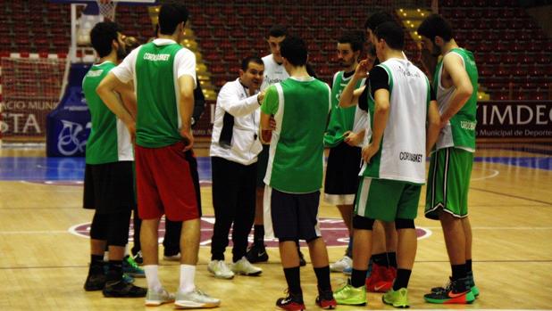 El entrenador del Yosiquesé Cordobásket, Rafa Sanz, da instrucciones a sus jugadores