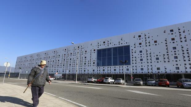 Un hombre pasa frente al Centro de Convenciones, en construcción