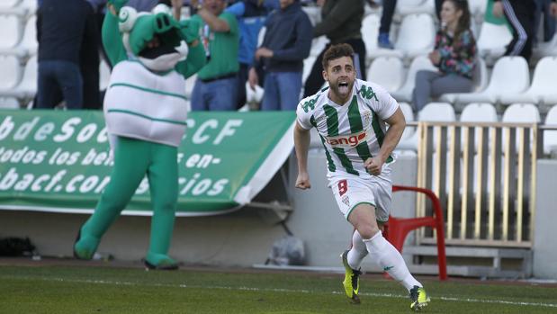 Rodri celebra el último gol del Córdoba ante el UCAM