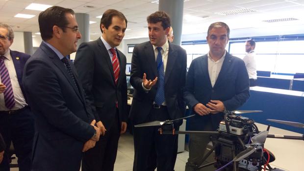 José Antonio Nieto, junto al consejero delegado de la empresa Aeorum, especializada en drones