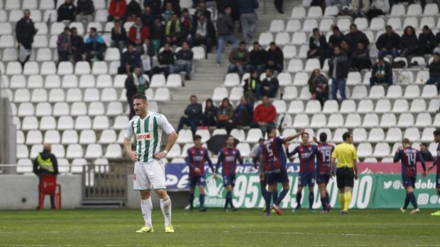 Graderíos casi vacíos de aficionados en El Arcángel en el último choque del Córdoba CF