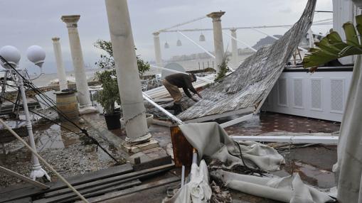 Destrozos en los Baños del Carmen