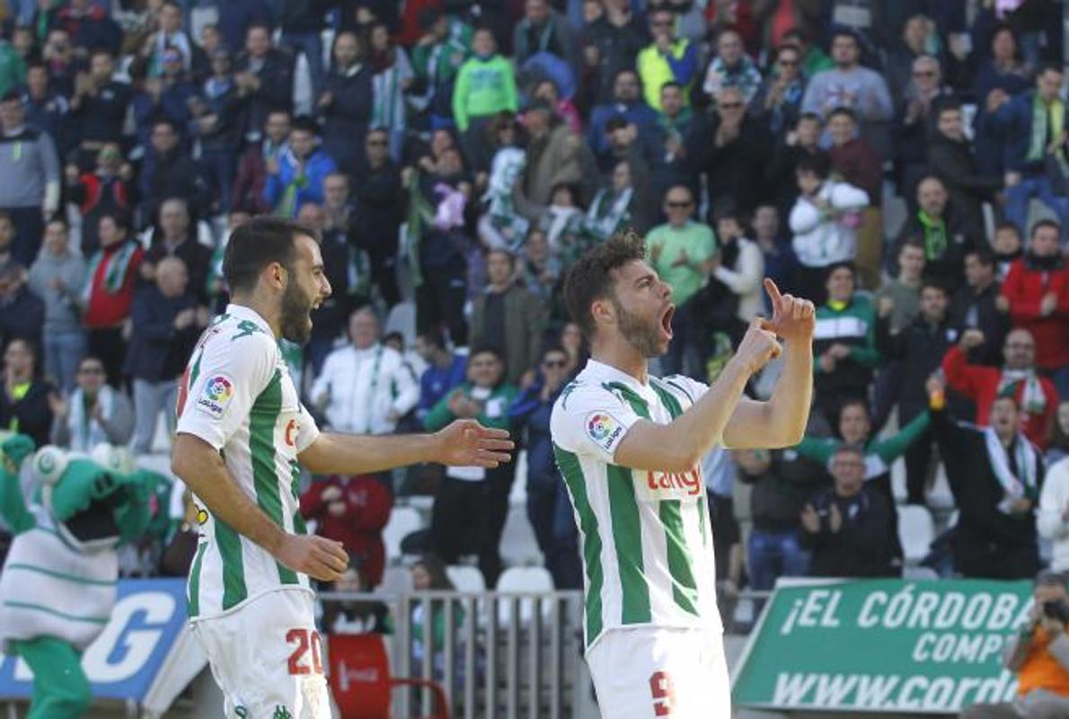 Rodri celebra su último gol ante el aplauso de la grada