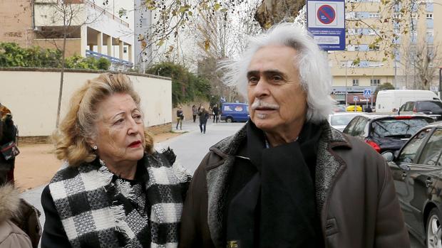 Rafael Gómez sale de los juzgados tras conocer la sentencia este lunes, acompañado de su esposa