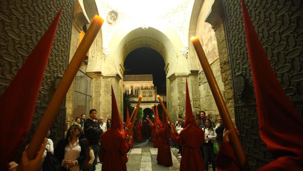 Nazarenos del Buen Suceso bajo la puerta del Perdón