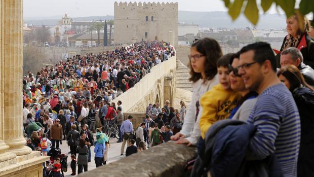 Aspecto que presentaba ayer el Puente Romano, durante el puente del Día de Andalucía