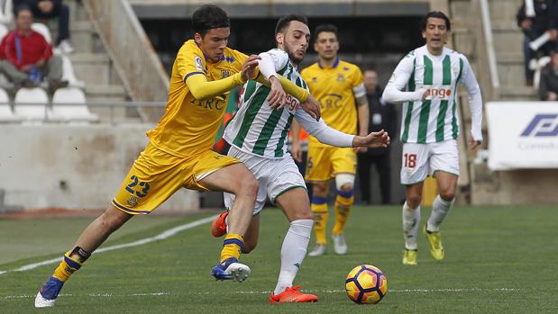 Aguza pelea un esférico contra el Alcorcón