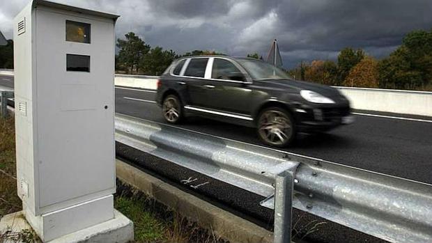 Un coche pasa ante un radar