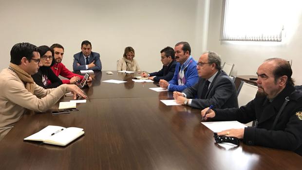 El edil de Turismo, Pedro García (IU), y el presidente de CECO, Antoio Díaz, durante una reunión