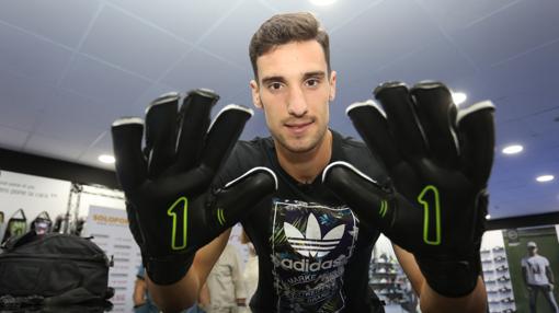 El portero sevillista Sergio Rico, con sus guantes personalizados