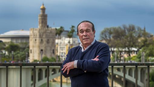 Curro Romero posa con la Torre del Oro al fondo