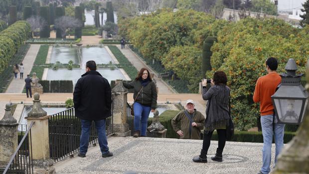 Turistas en el Alcázar de los Reyes Cristianos