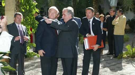 El expresidente de Cajasur, junto a Moratinos