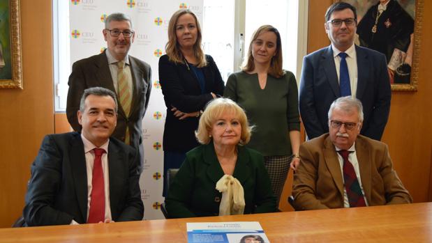 En primera fila, sentados, el rector de la CEU San Pablo y los padres de Bárbara Castro